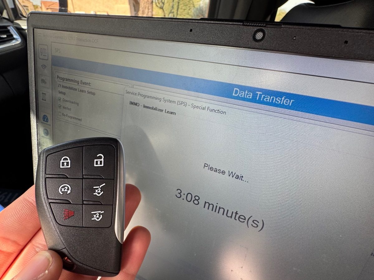 Laptop running an immobilizer learn procedure with a GMC key fob